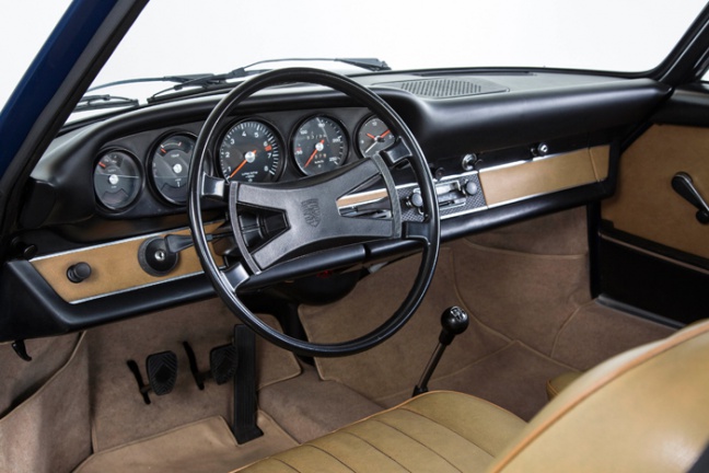 Klassiek Porsche 911 dashboard weer in productie