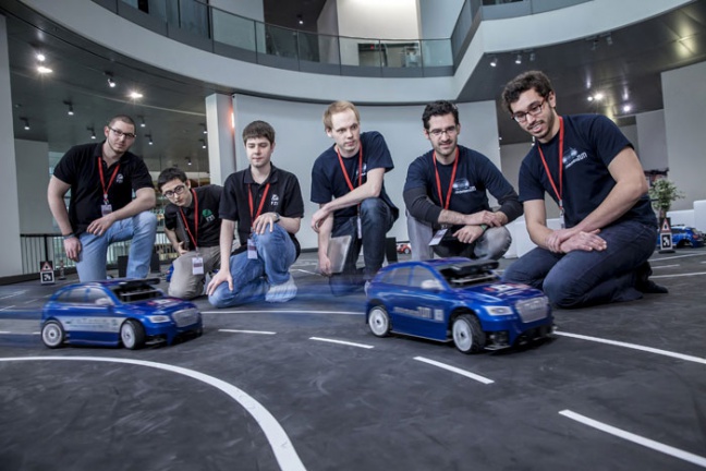 Studenten uit M&uuml;nchen winnen Audi Autonomous Driving Cup met zelfrijdende Audi Q5*