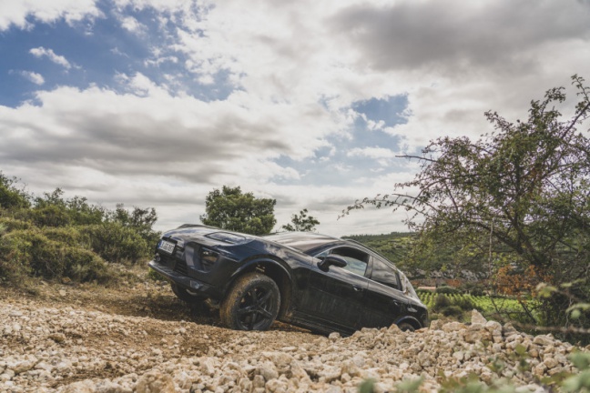 Porsche test nieuwe Macan in extreme omstandigheden