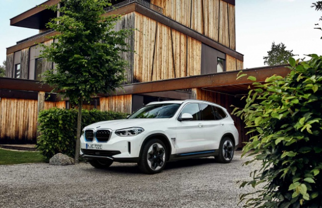 De geheel nieuwe BMW iX3. Standaard zeer rijk uitgerust.