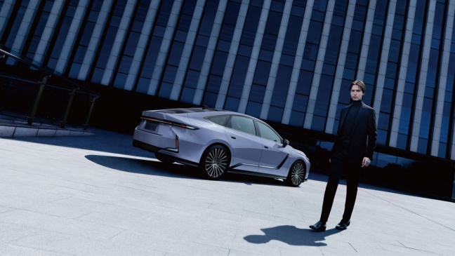 Volledig nieuwe Lexus ES tilt styling, luxe en verfijning naar een nog hoger niveau