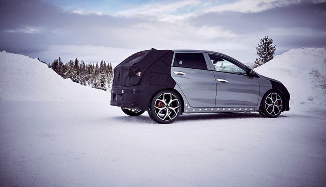 Hyundai i20 N op komst, eerste beelden prototype in winters landschap vrijgegeven