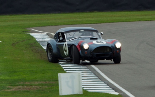 Tom Coronel en David Hart grijpen net naast podium tijdens Goodwood Revival