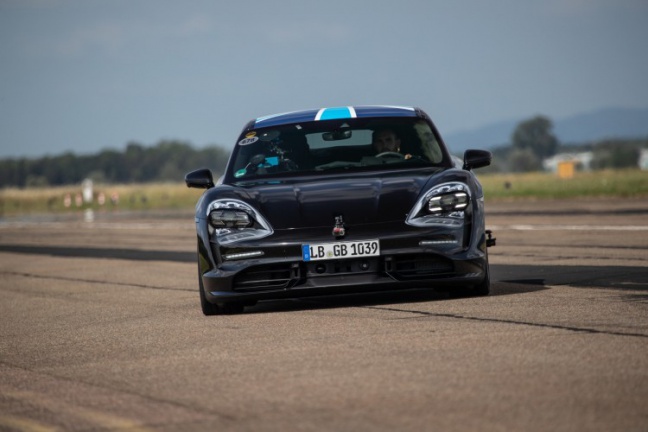 26 keer van 0&ndash;200 km/u en terug met de nieuwe Porsche Taycan