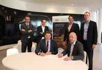 vlnr: Marcel Sluis, Director After Sales KMNL, Mark van Ringelestijn, Director Retail Management KMNL, L&eacute;an Verstoep, Managing Director KMNL, Joost van Roijen, Manager Sales Innovam, Leo Fransen, Algemeen Directeur Innovam, en Otto Brouwer, Key Accountmanager Innovam