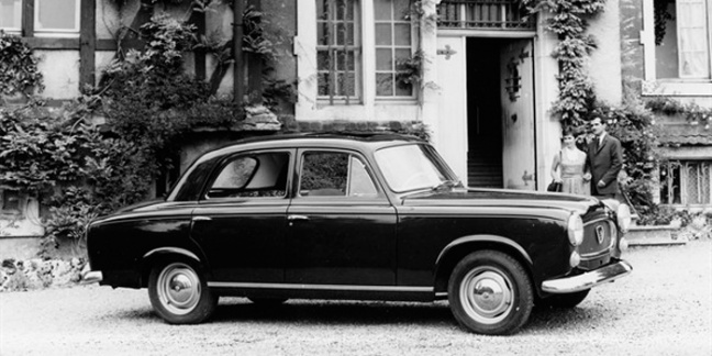 Speciale aandacht voor de coupés en cabriolets op de stand van Peugeot op Rétromobile