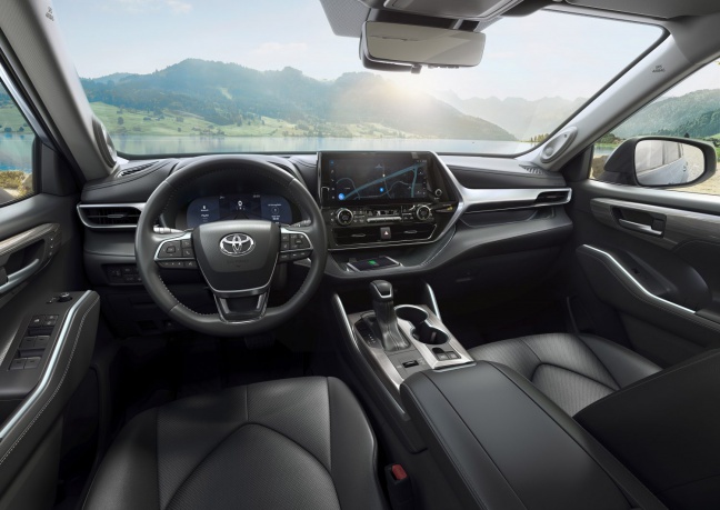 Toyota Highlander bijgepunt voor modeljaar 2023: nieuw infotainment, groot digitaal instrumentarium en verbeterde connectiviteit