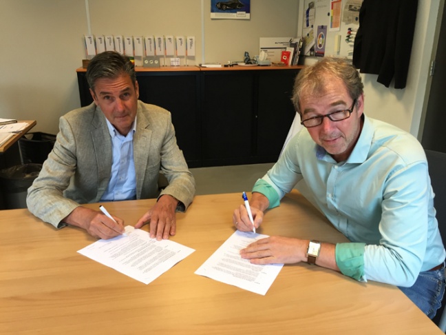 Ondertekening van de samenwerking tussen VOC en ROC MN met links Frank Vos (directeur VOC) en rechts Wim Bos (directeur Automotive College Nieuwegein)