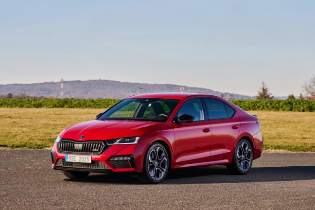 Sportieve plug-in hybride: ŠKODA OCTAVIA RS iV Business nu te bestellen