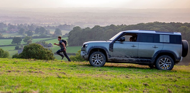 Weddenschap: nieuwe Land Rover x Elliot Brown-horloge inspireert wereldrecordhouder tot een wedstrijd met de Land Rover Defender