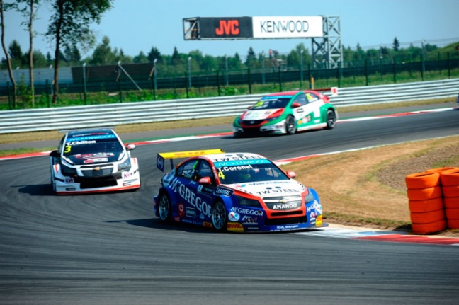 Tom Coronel beresterk tijdens FIA-WTCC 2014 races Moskou