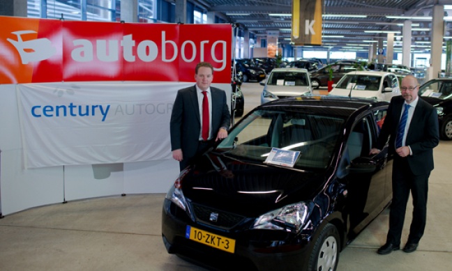 Robert Nienhuis van Noordlease en Erik Meems van Century Autogroep bij de SEAT Mii