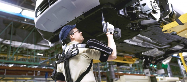 Ford fabriek eerste ter wereld waar werknemers &lsquo;Iron Man&rsquo;- exoskeletten gebruiken