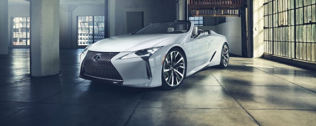 LEXUS persconferentie AUTOSALON GEN&Egrave;VE allesbehalve traditioneel