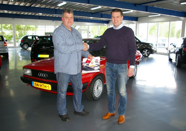 Prijswinnaar Woltjo Westerhuis (links) en Peter Oosterhuis van Auto Oosterhuis