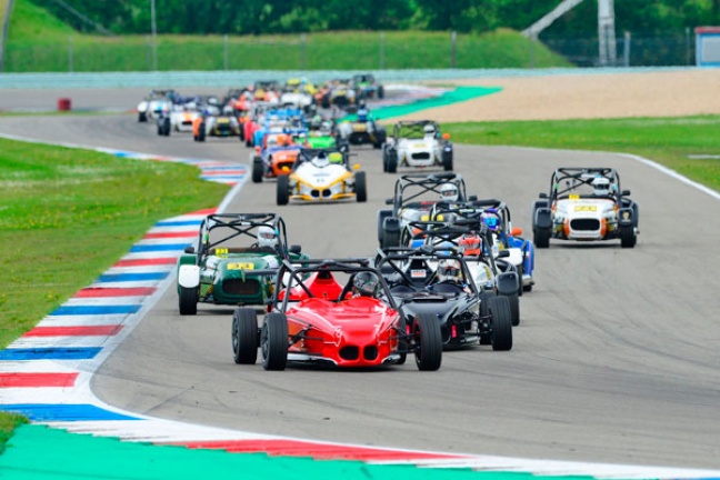Het imposante deelnemersveld van de Open Sport Series, met onder meer de Avengers en Westfield-racewagens. (Foto: anderefoto.nl)