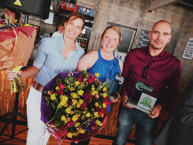 Op de foto: Marianne Tromp (l) en Ronald Morien (r) (beiden van Automotive Ronald Morien) Francis Beckers (m), winnaar categorie Reparatie Bedrijven 