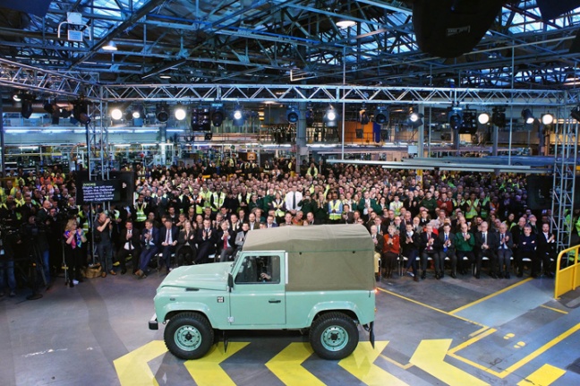 We eren de legende: laatste Land Rover Defender van band gerold in Solihull