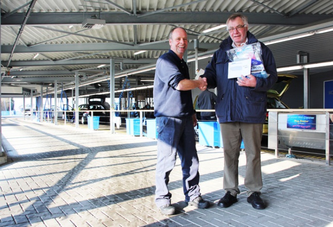 Henk Diephuis ontvangt, uit handen van Jelmer van Dijk, de gratis Combideal van Geling’s Langste Autowasstraat en een Winterpakket van Eurol. Uiteraard willen we Geling en Eurol dankzeggen voor het beschikbaar stellen van de prijzen.