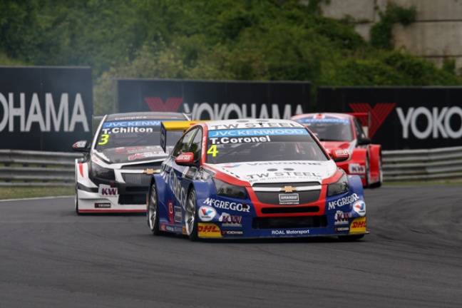 Sterke revanche coureur Tom Coronel tijdens WTCC-races Hongarije