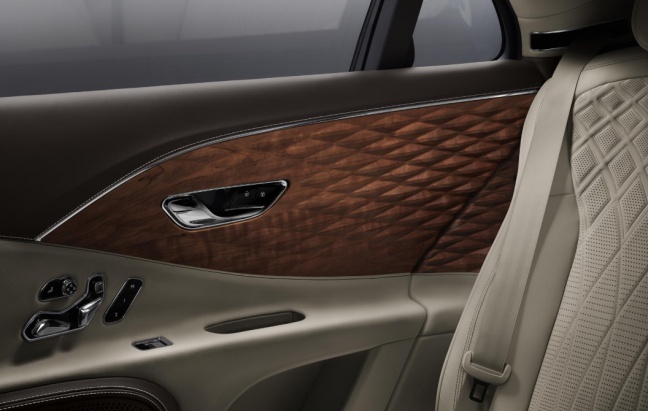 De luxe van verfijning: 3D-HOUTAFWERKING voor de BENTLEY FLYING SPUR