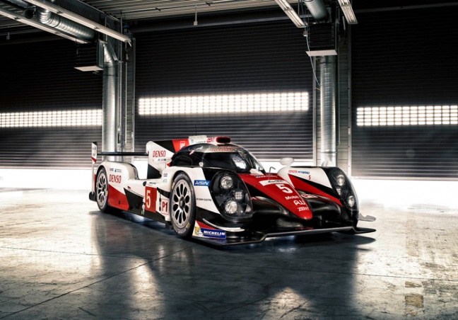 Gloednieuwe Toyota TS050 HYBRID racer klaar voor de start