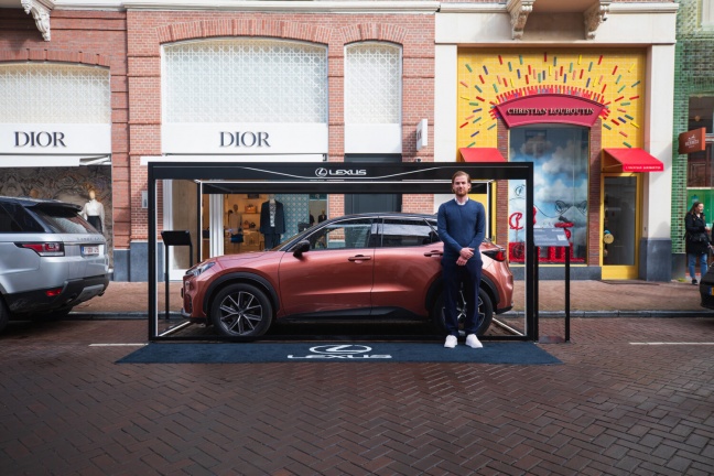 LEXUS stunt met lbx-showroom in AMSTERDAMSE P.C. HOOFTSTRAAT