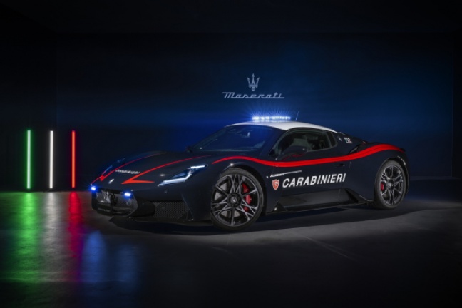 Maserati MCPURA en Alfa Romeo Giulia Quadrifoglio in kleurstelling: nieuwe auto's voor spoedtransport van organen en bloed afgeleverd bij Carabinieri