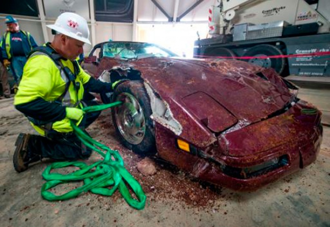 Al drie van acht historische Corvettes gered uit 10 meter sinkhole