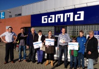 Harm-Jan Kolkman van Century Autogroep Roden (links) en Jeroen Kuiper (4e van rechts) van GAMMA Roden met de prijswinnaars.