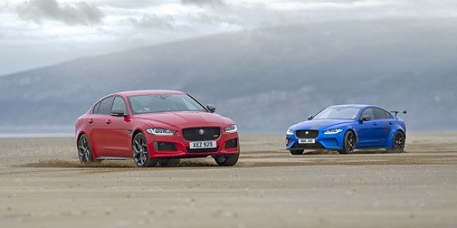 Jaguar xe 300 sport en xe sv project 8 tekenen dubbele helix op strand