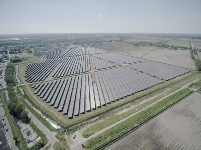 Mercedes-Benz slaat in de Benelux handen ineen met ZonnepanelenDelen