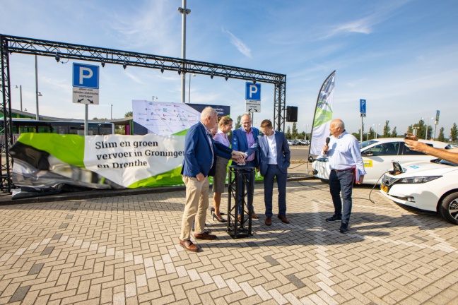 Eerste van 1.000 extra openbare laadpalen in Groningen en Drenthe feestelijk onthuld op P+R Hoogkerk