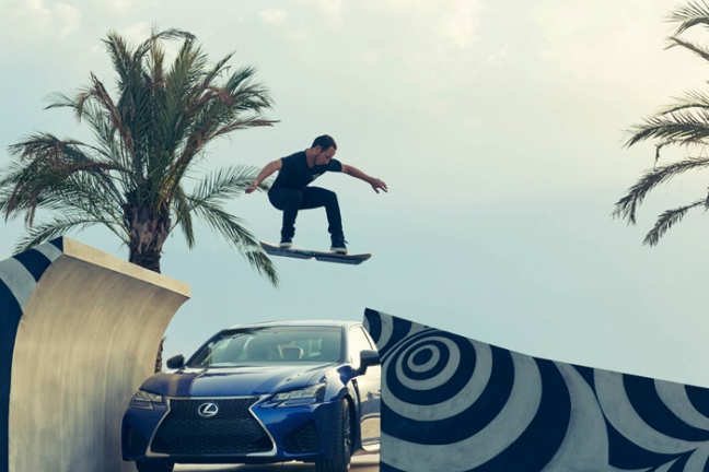 Lexus laat zien dat het Lexus Hoverboard daadwerkelijk rijdbaar is