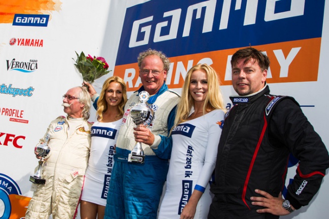 De winnaars van zondag, v.l.n.r. Norbert Gross, Rob Bergmans en Alexander Schlüchter op het podium met de Gamma-dames (foto: Carlo Senten – Senten Images)