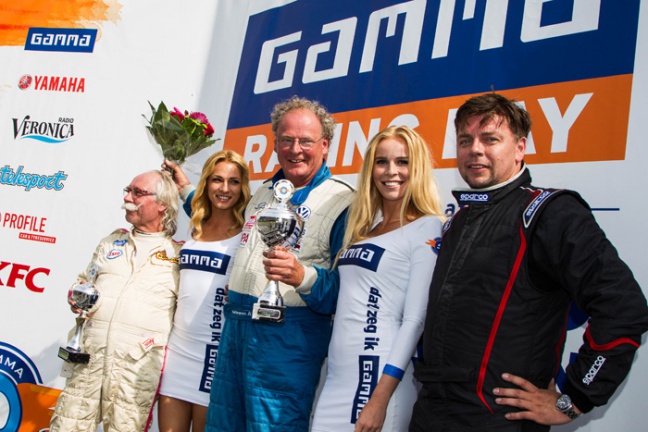 De winnaars van zondag, v.l.n.r. Norbert Gross, Rob Bergmans en Alexander Schl&uuml;chter op het podium met de Gamma-dames (foto: Carlo Senten &ndash; Senten Images)