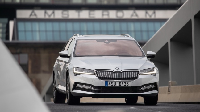 ŠKODA SUPERB iV nu in de showroom