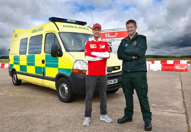 Sebastian Vettel wisselt van baan met ambulancechauffeur