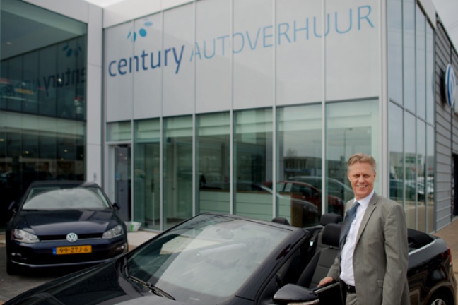 Manager Verhuur Jan-Paul Hunze voor het nieuwe onderkomen van Century Autoverhuur Groningen