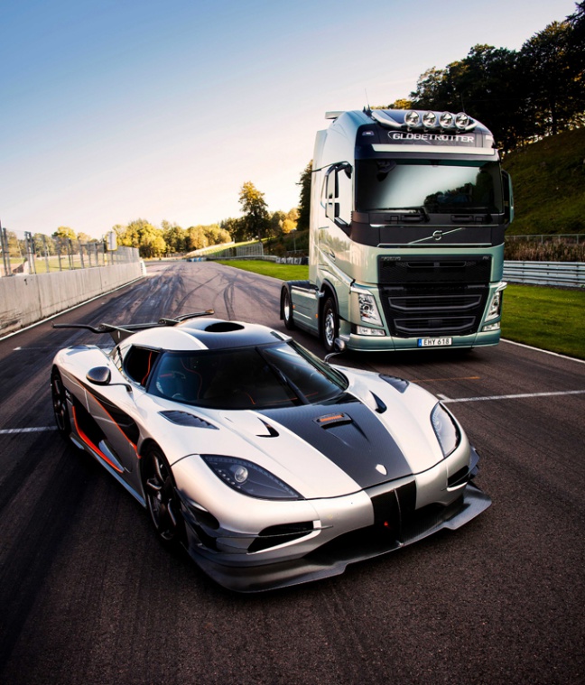 Duel tussen de bekende autocoureur Tiff Needell in een Volvo FH en een Koenigsegg One:1